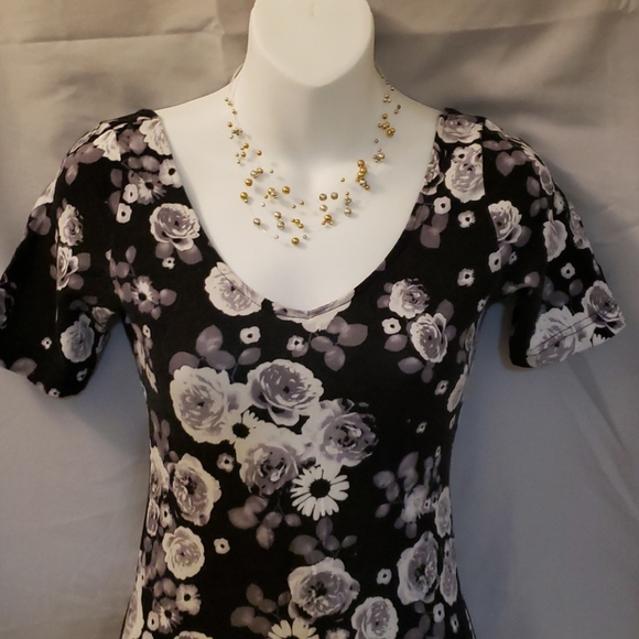 🎉3/$40🎉Flower dress - Picture 3 of 4